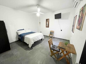 1 habitación, tabla de planchar con plancha y cuna de viaje 