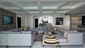 Een smart-tv en een tafeltennistafel