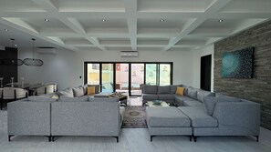 Een smart-tv en een tafeltennistafel