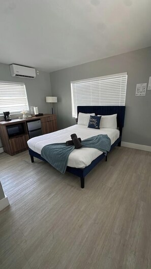 Een strijkplank/strijkijzer, wifi, beddengoed