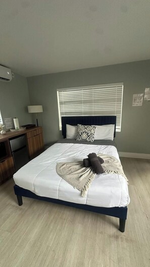 Een strijkplank/strijkijzer, wifi, beddengoed