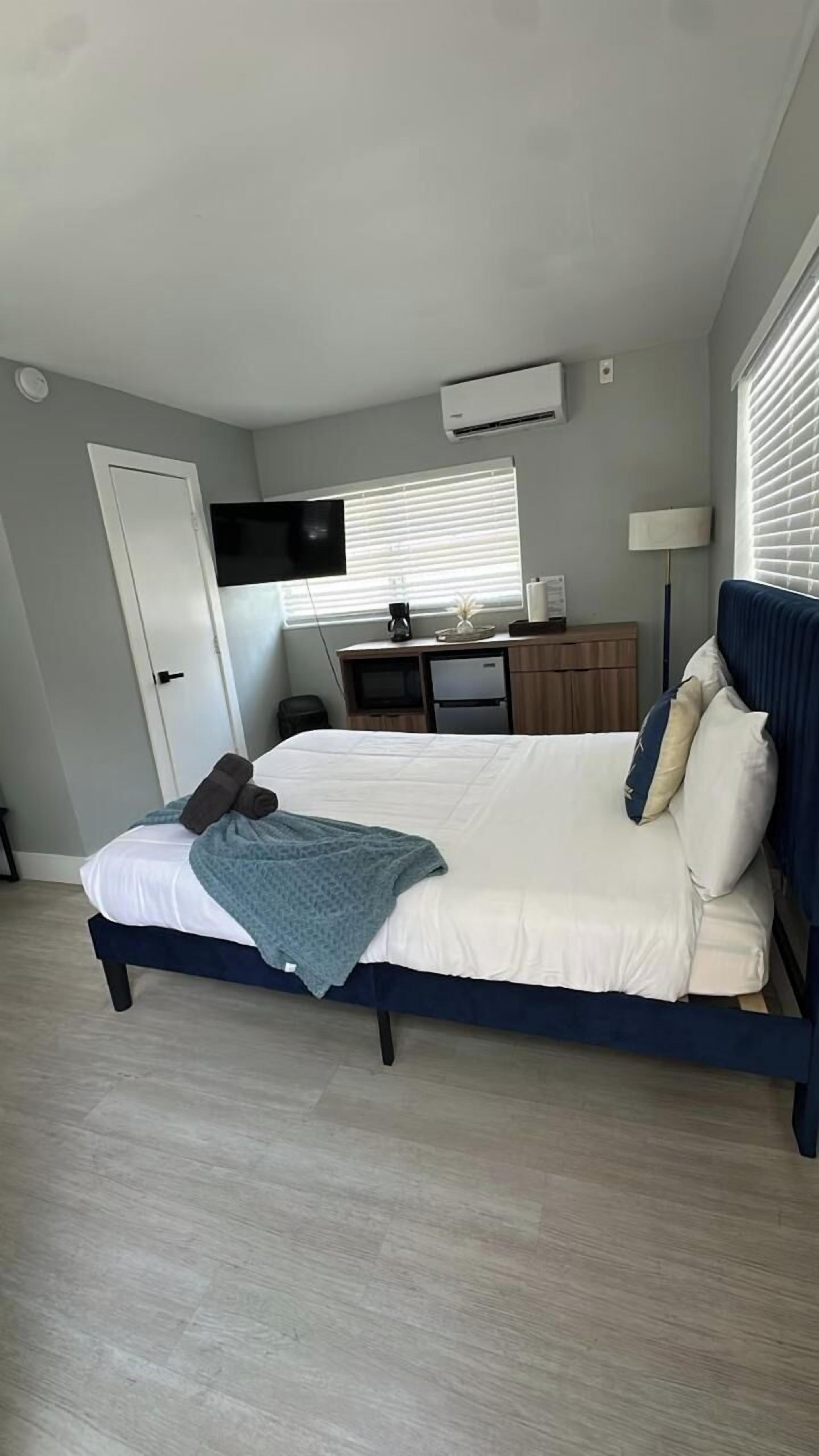 Een strijkplank/strijkijzer, wifi, beddengoed