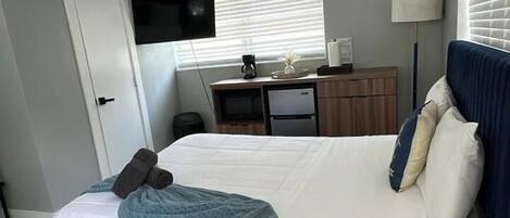 Tabla de planchar con plancha, wifi y ropa de cama