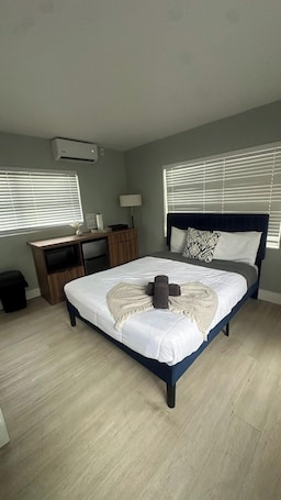 Iron/ironing board, WiFi, bed sheets. Charming 1BR Escape Near Hollywood and Dania
