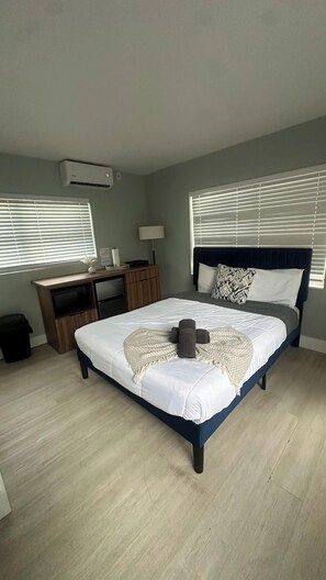 Een strijkplank/strijkijzer, wifi, beddengoed