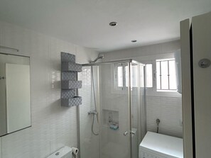 Een douche, een haardroger, handdoeken, shampoo