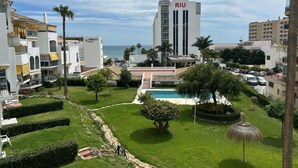 A hotel with a pool, palm trees, and a view of the sea. - Erisa 1, 47 - Studio with Terrace, Pool, Parking, 2nd line beach (Torremolinos)