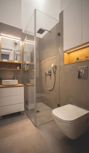 Sèche-cheveux, serviettes fournies, savon, shampoing