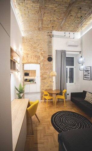 Charming 1-bedroom apartment with AC and WiFi in Budapest