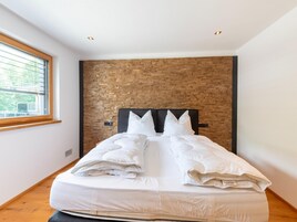 3 habitaciones, muebles diferentes y ropa de cama 