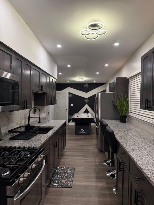 Réfrigérateur, micro-ondes, four, plaque de cuisson