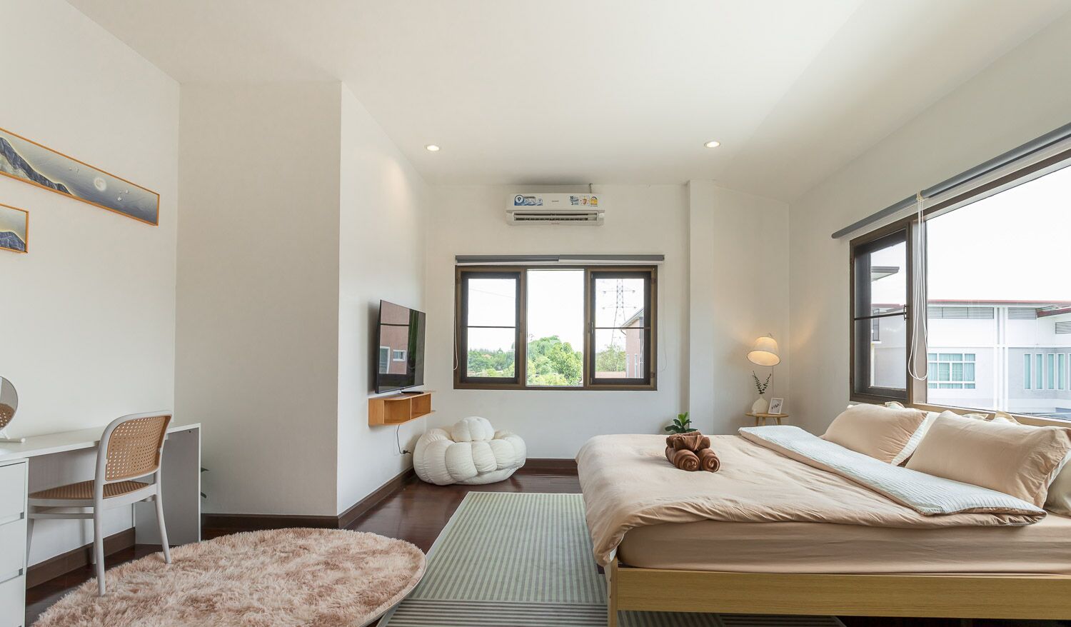 9 bedrooms, iron/ironing board, WiFi, bed sheets