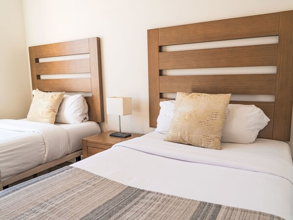 2 soveværelser, skrivebord, internetforbindelse