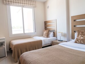 2 bedrooms, desk, iron/ironing board, WiFi