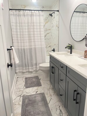 Een douche, een haardroger, handdoeken, zeep