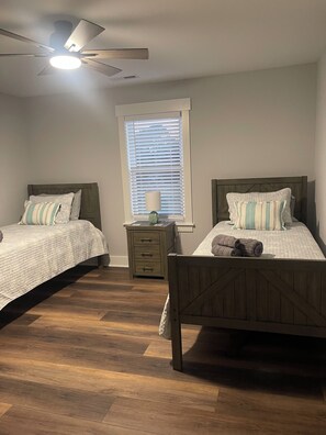 4 habitaciones, tabla de planchar con plancha, wifi y ropa de cama