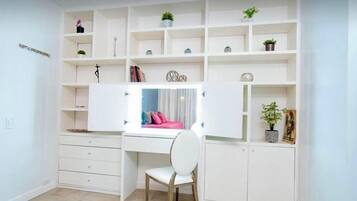 Premium-Apartment, 2Â Schlafzimmer, Balkon, Stadtblick | Wohnbereich