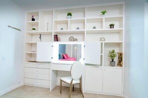 Apartamento premium, 2 quartos, sacada, vista para a cidade | Área de estar | TV de tela plana 65 polegadas com canais a cabo, filmes pagos