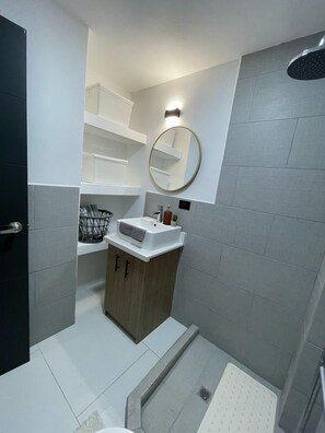 Regadera, toallas, jabón, papel de baño 