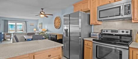 Réfrigérateur, micro-ondes, four, plaque de cuisson