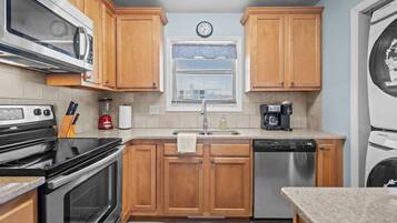 Een koelkast, een magnetron, een oven, een kookplaat