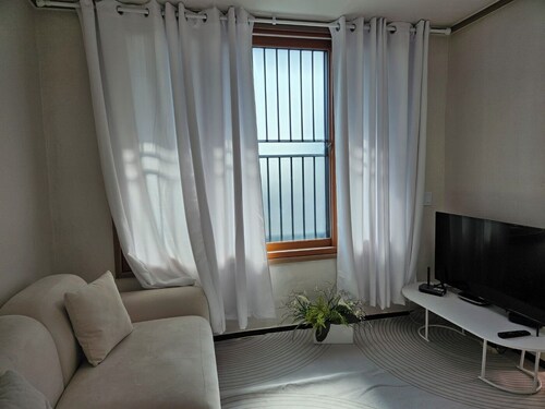  3룸( Q,Q,SS) TOV 안정리게이트옆, 2층 조용한 주택가, long-term