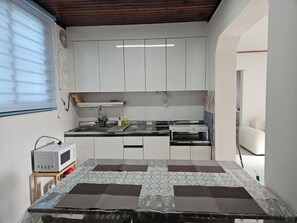 Microwave, oven, stovetop - TOV 안정리게이트옆, 2층 조용한 주택가, long-term, 방3( Q,Q,SS) (Pyeongtaek)