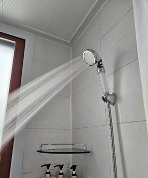 Shower, hair dryer, towels, soap -  3룸( Q,Q,SS) TOV 안정리게이트옆, 2층 조용한 주택가, long-term (Pyeongtaek)