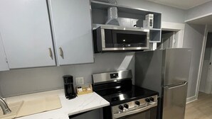 Una cocina moderna con un lavamanos de acero inoxidable, una estufa y un refrigerador.