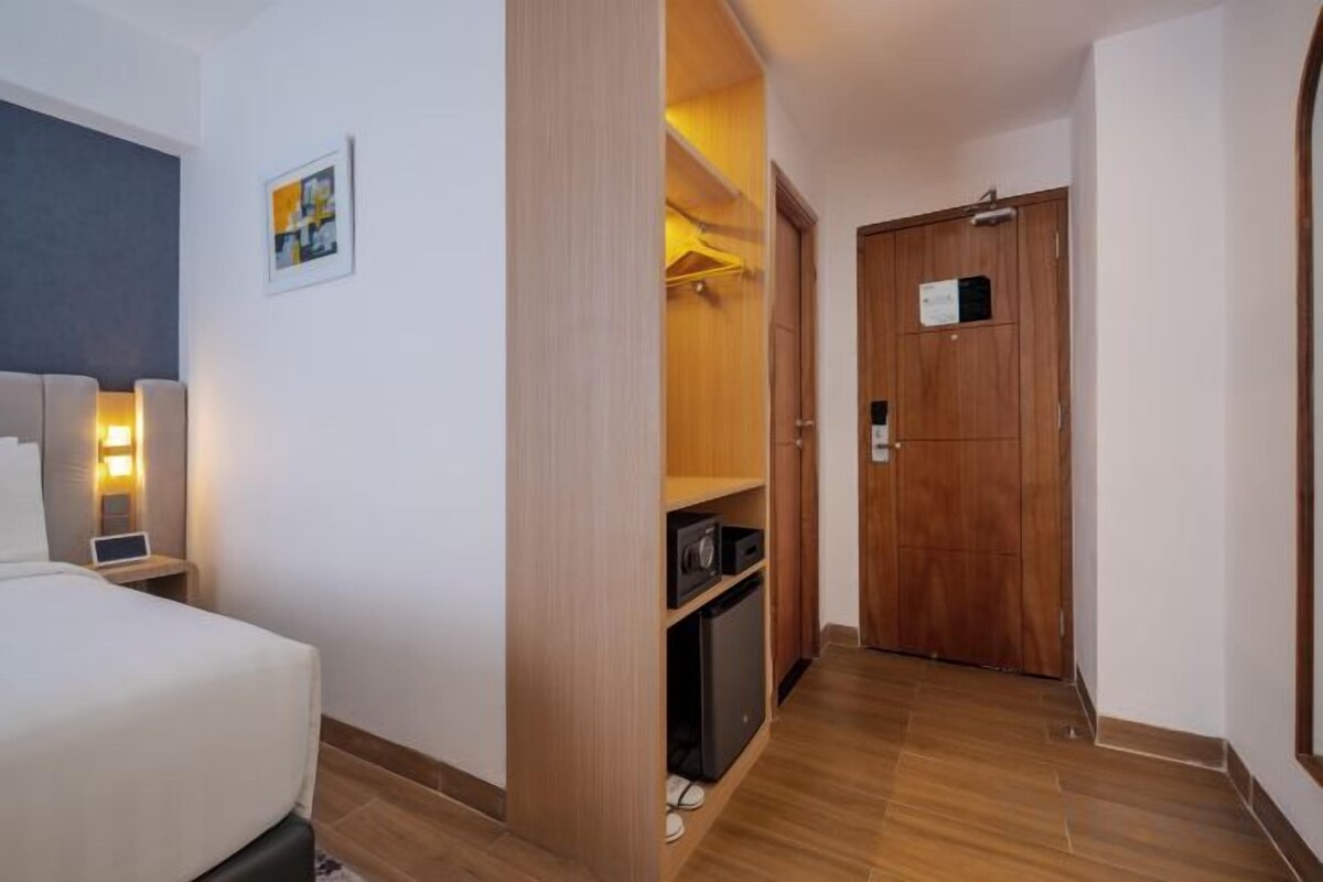 In-room safe, desk, WiFi (free)