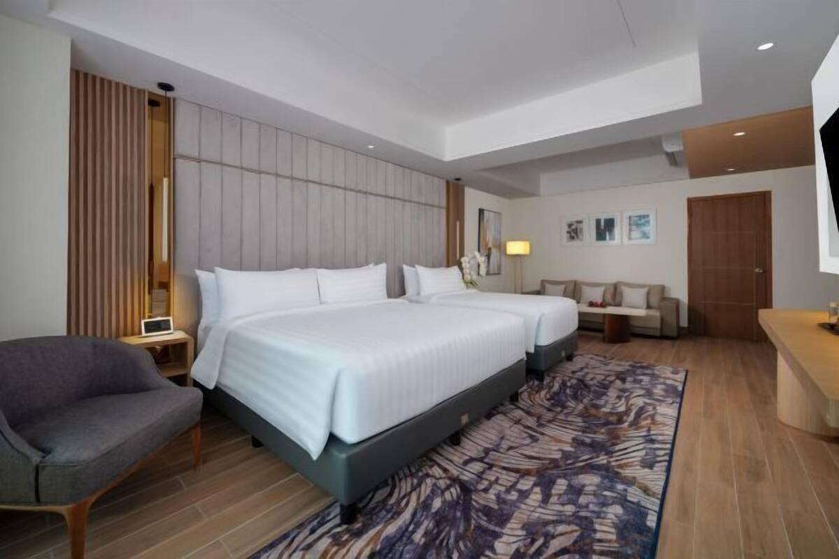 In-room safe, desk, free WiFi
