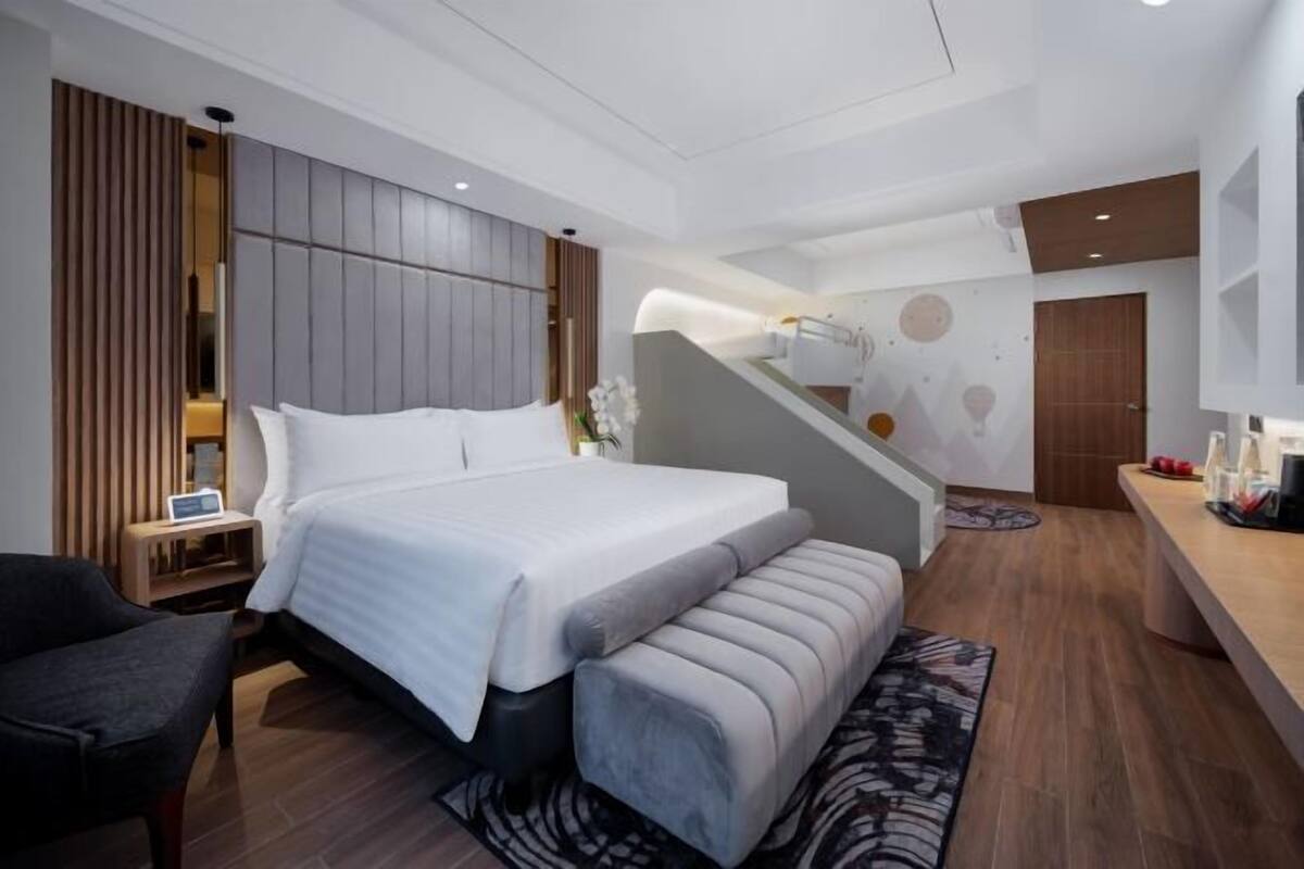 In-room safe, desk, free WiFi