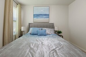 3 sovrum, värdeförvaringsskåp på rummet och skrivbord