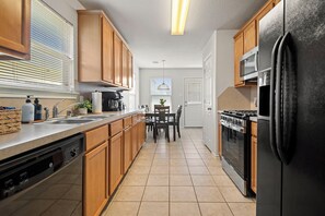 Fridge, microwave, oven, stovetop - Relax, Quiet, Clean, & 15min Away From Airport (Houston)