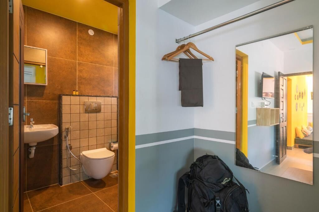 Un baño con lavabo, inodoro y espejo.