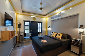 Deluxe Double Room with Balcony | Free WiFi, bed sheets - The Hosteller Fort Kochi (Kochi)