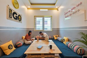 Living area - The Hosteller Fort Kochi (Kochi)