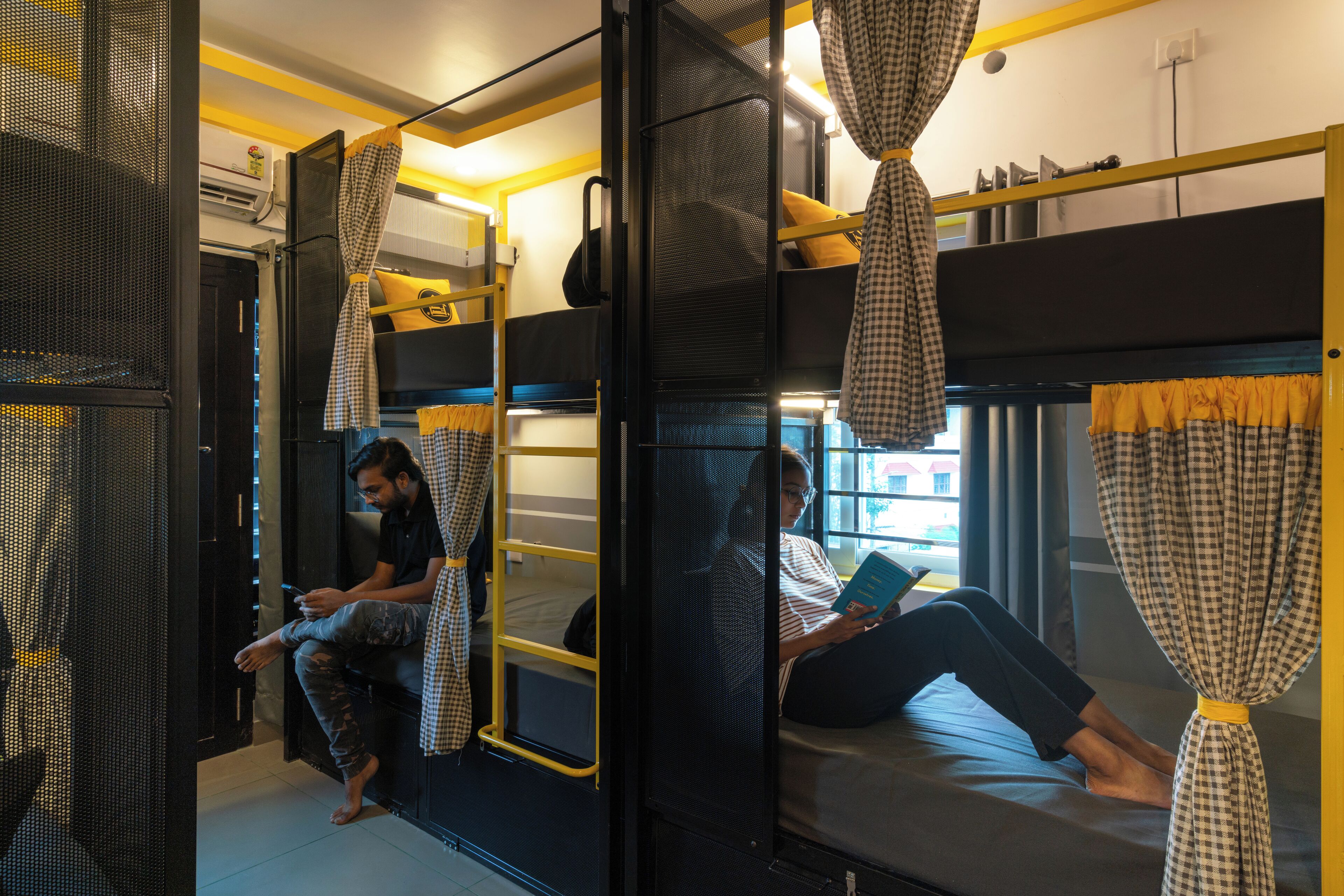 Un compartimento de tren con literas, una ventana y cortinas.