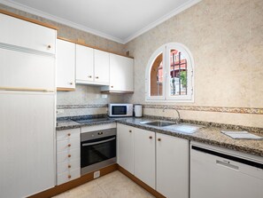 ثلاجة، ميكروويف، فرن، غسالة أطباق