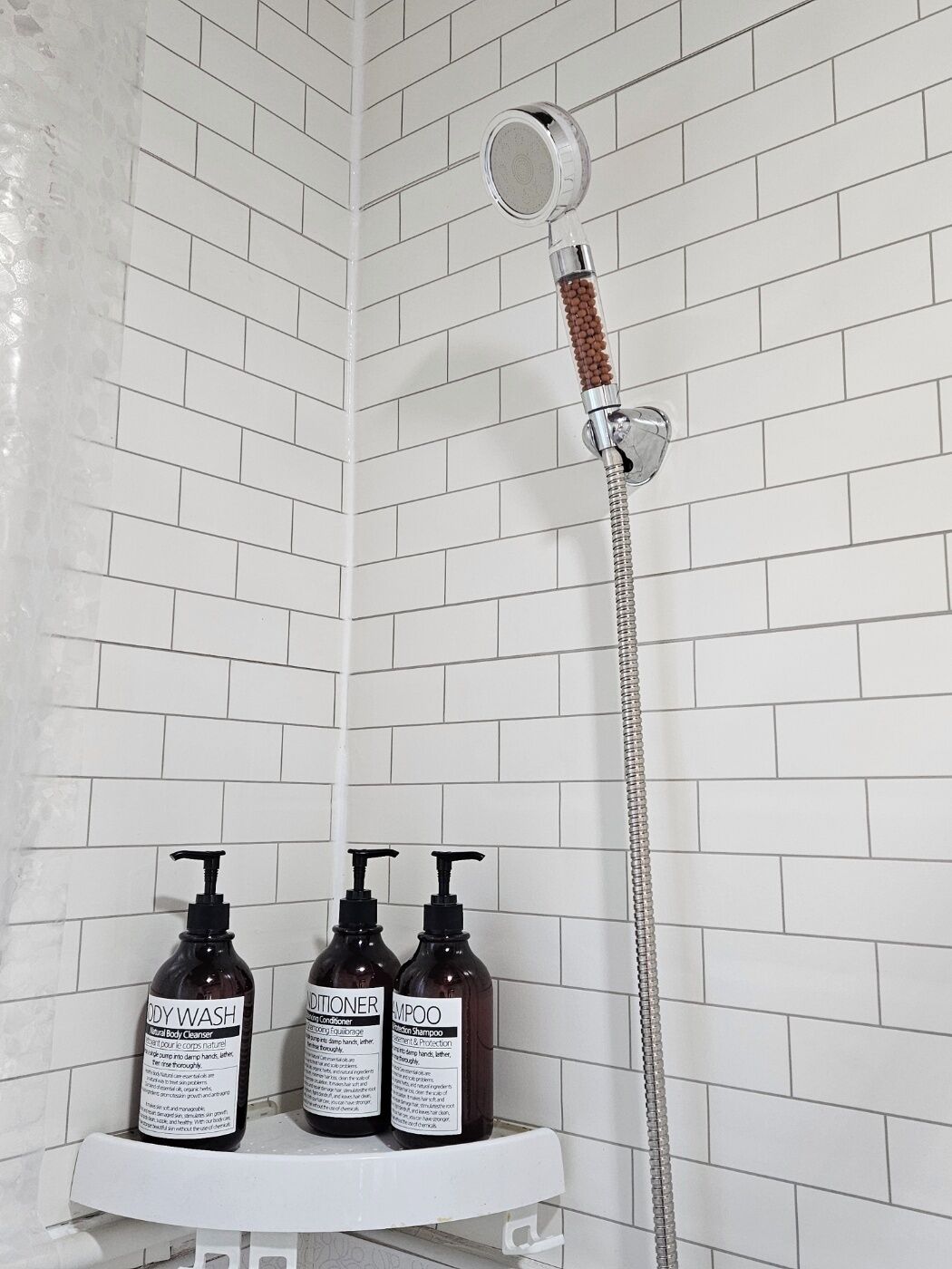 Secadora de cabello, toallas, jabón, shampoo 