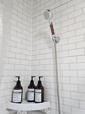 Hårføner, håndklær, såpe og sjampo