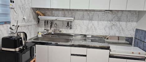 Geladeira, micro-ondas, cooktop, chaleira elétrica