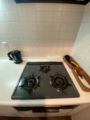 Fridge, microwave, stovetop, coffee/tea maker - Recommended location for first time visitors to Tokyo / 5 min. walk from station / Direct access to Asakusa, Shinjuku, Shibuya, Akihabara / 24H supermarket 1 min. (Sumida-ku)