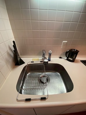 Réfrigérateur, micro-ondes, plaque de cuisson, cafetière/bouilloire