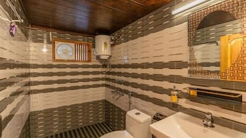 Bed in 4 Bed Mixed Dormitory | Bathroom | Toilet paper