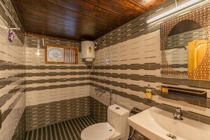 基础宿舍 | 浴室 | 卫生纸