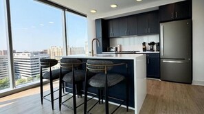 Réfrigérateur, four à micro-ondes, un four, surface de cuisson