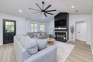 Smart TV, fireplace