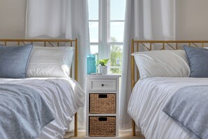 4 bedrooms, iron/ironing board, WiFi, bed sheets