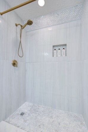 Een douche, een haardroger, handdoeken, zeep